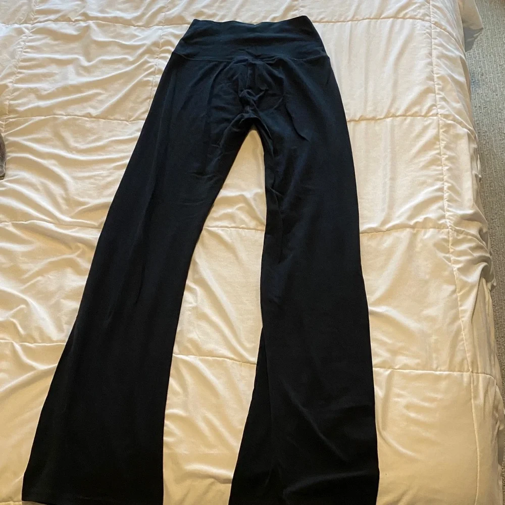 aerie Black Boot Cut Flare Yoga Pants - Picture 4 of 4